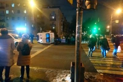 Скорая помощь опрокинулась после ДТП в Московском районе