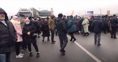 Украину колотит: люди вышли на протест 4 января, движение парализовано