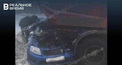 На Мамадышском тракте в Татарстане легковушку придавило грузовиком