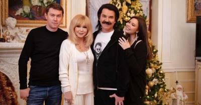 Павел Зибров поделился новогодним фото с женой и дочерью