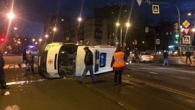 Карета скорой помощи перевернулась после столкновения с Volkswagen в Петербурге