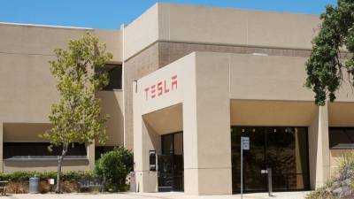 Компания Tesla в 2020 году продала почти 500 тысяч электрокаров