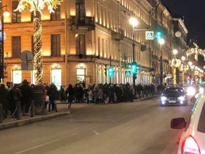 Как во время ЧМ: Петербург в пандемию заполонили толпы гуляющих (фото)