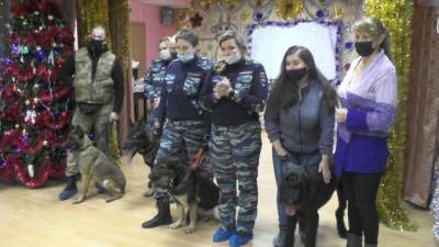 В Пушкине воспитанников детского дома с Новым годом поздравили собаки-полицейские