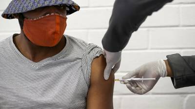 В ЮАР начали проверять эффективность вакцин от COVID-19 против нового вируса