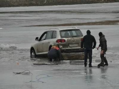 В Ростовской области неудачливый рыбак утопил свой внедорожник