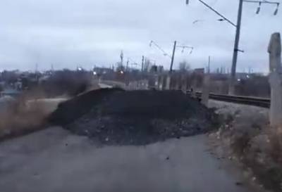 Возмущенные жители Каратаево перекрыли единственный объезд моста Малиновского кучей щебня