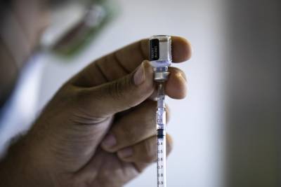 Pfizer отбивается от желающих вакцинировать граждан одной прививкой в Европе и США