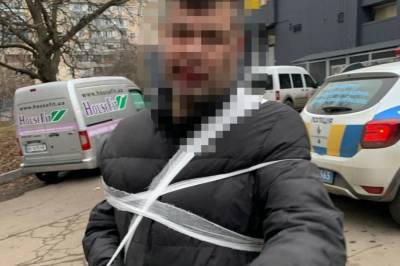 Обливал бензином и угрожал ножом: В Одессе полиция вместе с горожанами задержали хулигана