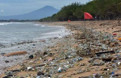 Сеть взорвало фото пляжа Бали после шторма (ФОТО)