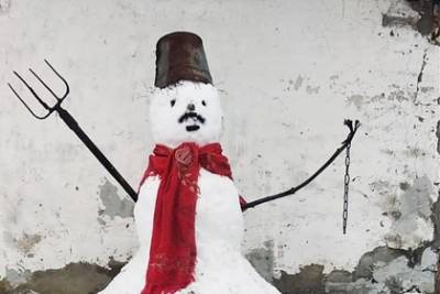 Белоруса обвинили в несанкционированном пикете из-за снеговика с усами