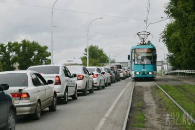 В Кемерове водителя наказали за движение по трамвайным путям