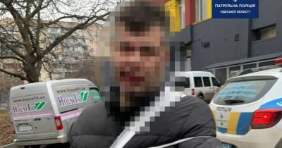 В Одессе агрессивный мужчина облил бензином авто, киоск и размахивал ножом