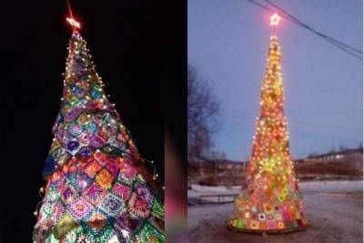 Вязаную пятиметровую новогоднюю елку установили в поселке Забайкалья