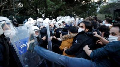 Студенческий протест в Турции перерос в столкновения с полицией
