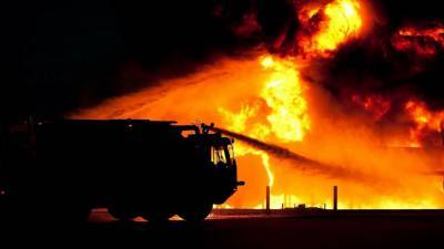 Спасатели потушили пожар в торговых павильонах во Владимирской области