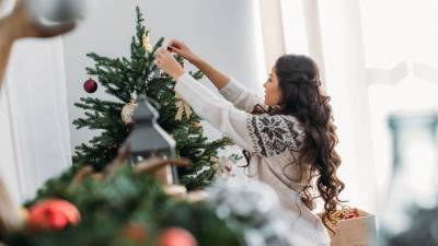 В России выросли продажи новогодних елок и игрушек в 2020 году - gazeta.ru - Такск