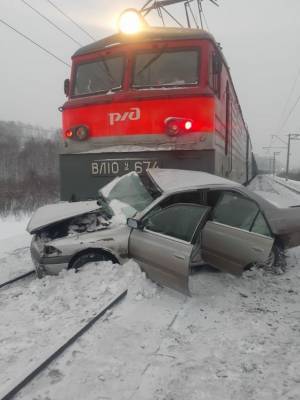 Два легковых автомобиля пострадали в ДТП на железнодорожных переездах в Кузбассе