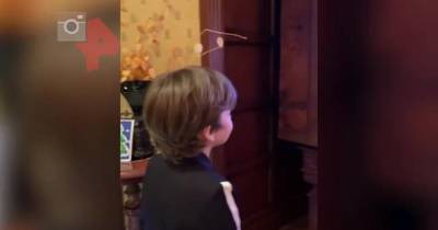 Галкин снял на видео, как его сын смотрит выступление Пугачевой на ТВ