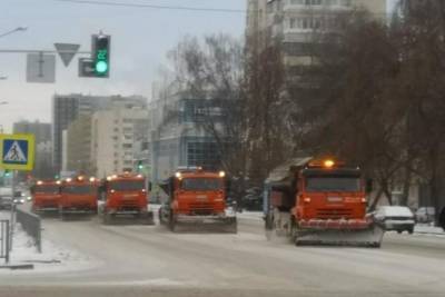 Во время снегопада в Уфе расчищали улицы 250 спецмашин