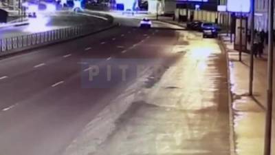Видео: "Киа" врезалась в припаркованные машины на Синопской набережной