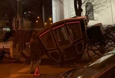 Видео: карета с лошадьми протаранила машину у Троицкого собора