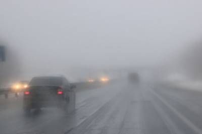 Украинских водителей предупредили о тумане и гололеде на дорогах