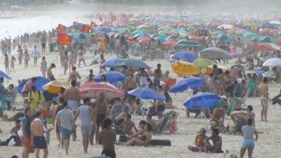 Бразильские пляжи переполнены людьми, несмотря на COVID-19.