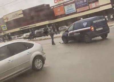 Автомобиль «Почты России» попал в ДТП на улице Петра Смородина в Липецке