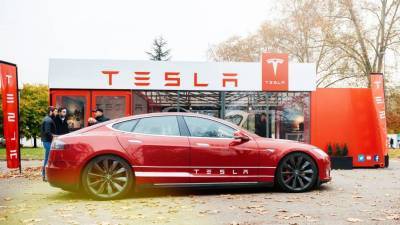 Илон Маск - Джефф Безосу - Илон Маск - Капитализация Tesla превысила 700 миллиардов долларов — она стала шестой самой дорогой американской компанией, а Илон Маск уже дышит в спину Джеффу Безосу в рейтинге миллиардеров - smartmoney.one - США