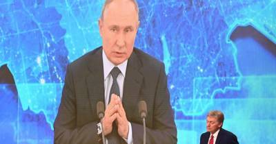 Песков заявил, что после жесткой критики Путина "жить не хочется"