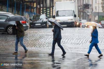 Дожди в шести областях и туман: водителей предупредили об ухудшении погоды