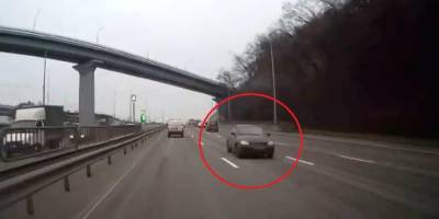 Соцсети: в Киеве произошло серьезное ДТП из-за водителя, мчавшего по встречной полосе — видео