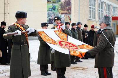 В соответствии с российскими воинскими традициями мотострелковый полк ЗВО получил знамя нового образца