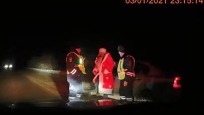 Полицейские поймали пьяного Деда Мороза, катавшегося на маминой машине. Видео