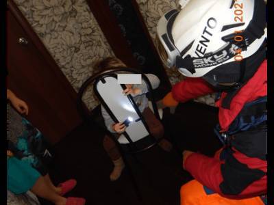 В Башкирии спасатели помогли застрявшему в спинке стула ребёнку