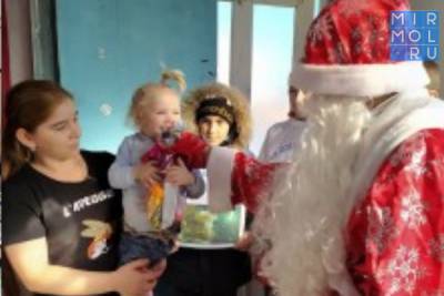 В Дагестане в рамках акции «Новый год в каждый дом» роздали 6000 подарков