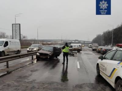 В Киеве несколько автомобилей попали в аварию, есть пострадавшие