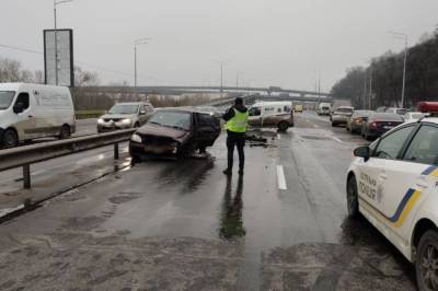 В Киеве произошло масштабное ДТП с участием пяти авто: затруднено движение от моста Патона