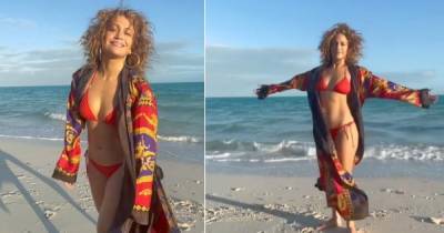 51-летняя Дженнифер Лопес очаровала фанатов кадрами в бикини на пляже