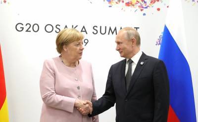 Путин и Меркель обсудили совместное производство вакцин от COVID-19