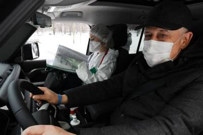 Александр Дрозденко на день стал автоволонтером помогающим медикам Ленобласти