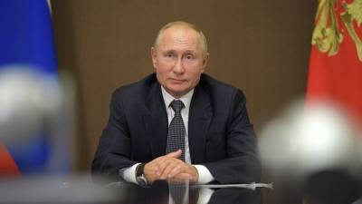 Путин живет на работе с пятиминутками на обычную жизнь — Песков