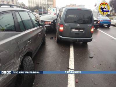 Водитель «Фольксвагена» уснула за рулем и протаранила три автомобиля в Минске
