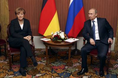 Путин и Меркель обсудили реализацию минских соглашений и производство вакцины