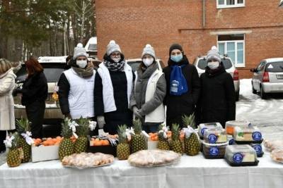 Медикам инфекционного отделения в Серпухове подарили праздничный стол