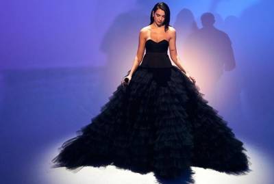 Дуа Липа предстала на обложке Vogue со стрижкой пикси и в платье Giorgio Armani