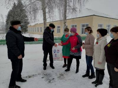 Медикам и соцработникам Башкирии передают новогодние подарки