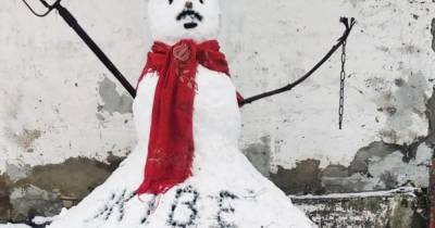 Белоруса вызвали в суд за слепленного "снеговика-оппозиционера"