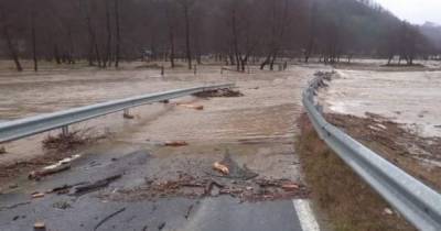 В Румынии сильные осадки спровоцировали паводки: людей просят эвакуироваться